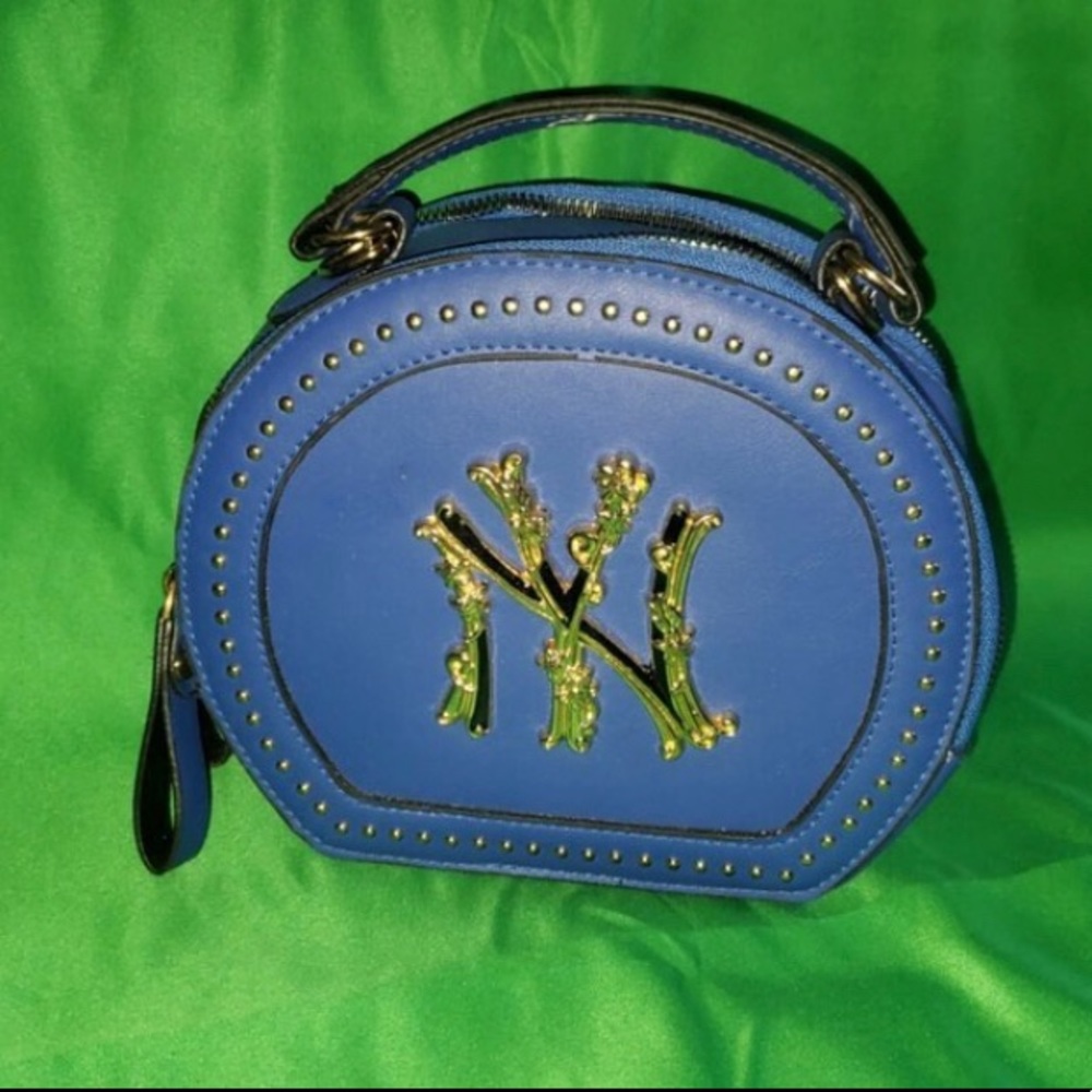 This is one of the bags we’re selling ! CUTE CUTE TOTE BAG👜